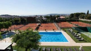 La piscina y las pistas de tenis del Club Bonasport