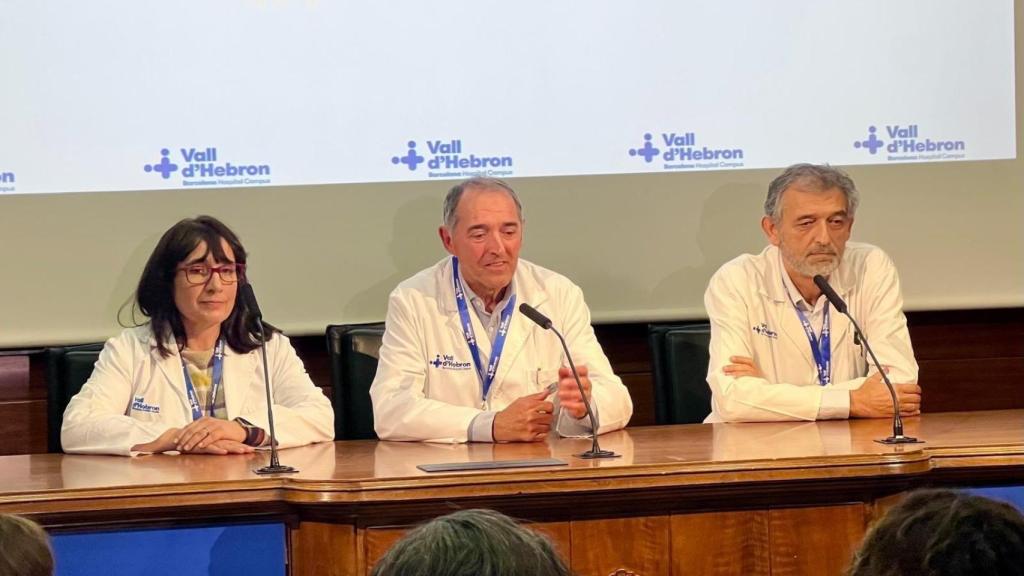 El director gerente del Hospital Vall d'Hebron, Albert Salazar, junto al director clínico de diagnóstico por la imagen, Manel Escobar, y la jefa de sección del servicio de enfermedades infecciosas, Dolors Rodríguez