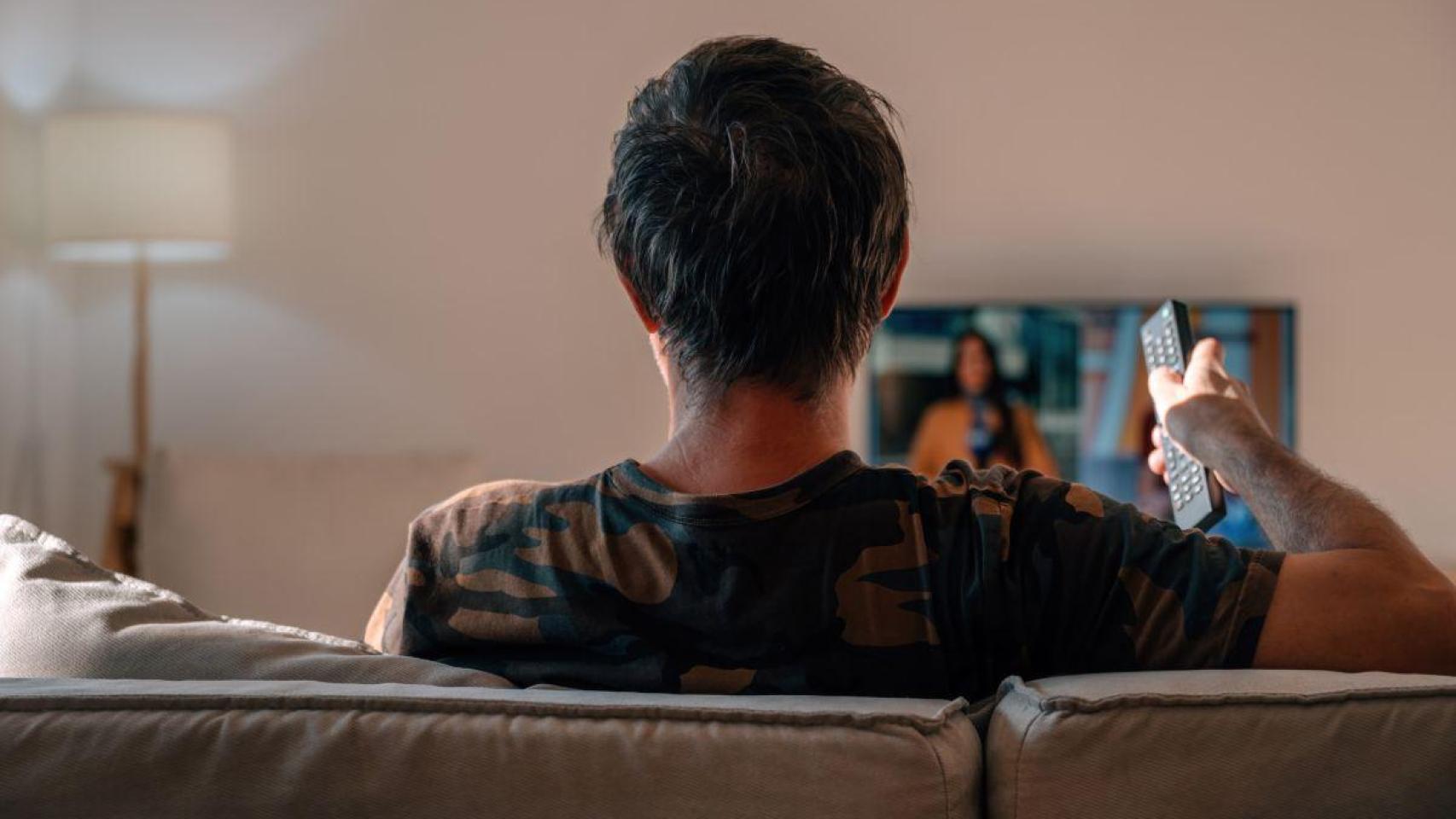 Una persona viendo la televisión