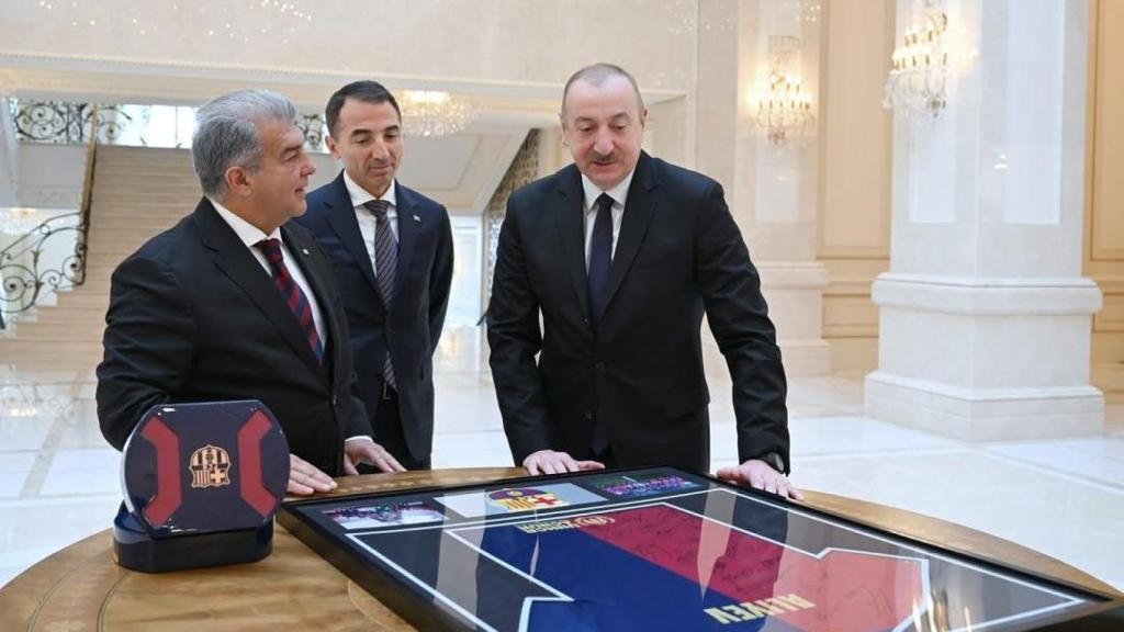 Joan Laporta, el empresario Adnan Ahmadzada y el presidente de Azerbaiyán, Ilham Alíyev
