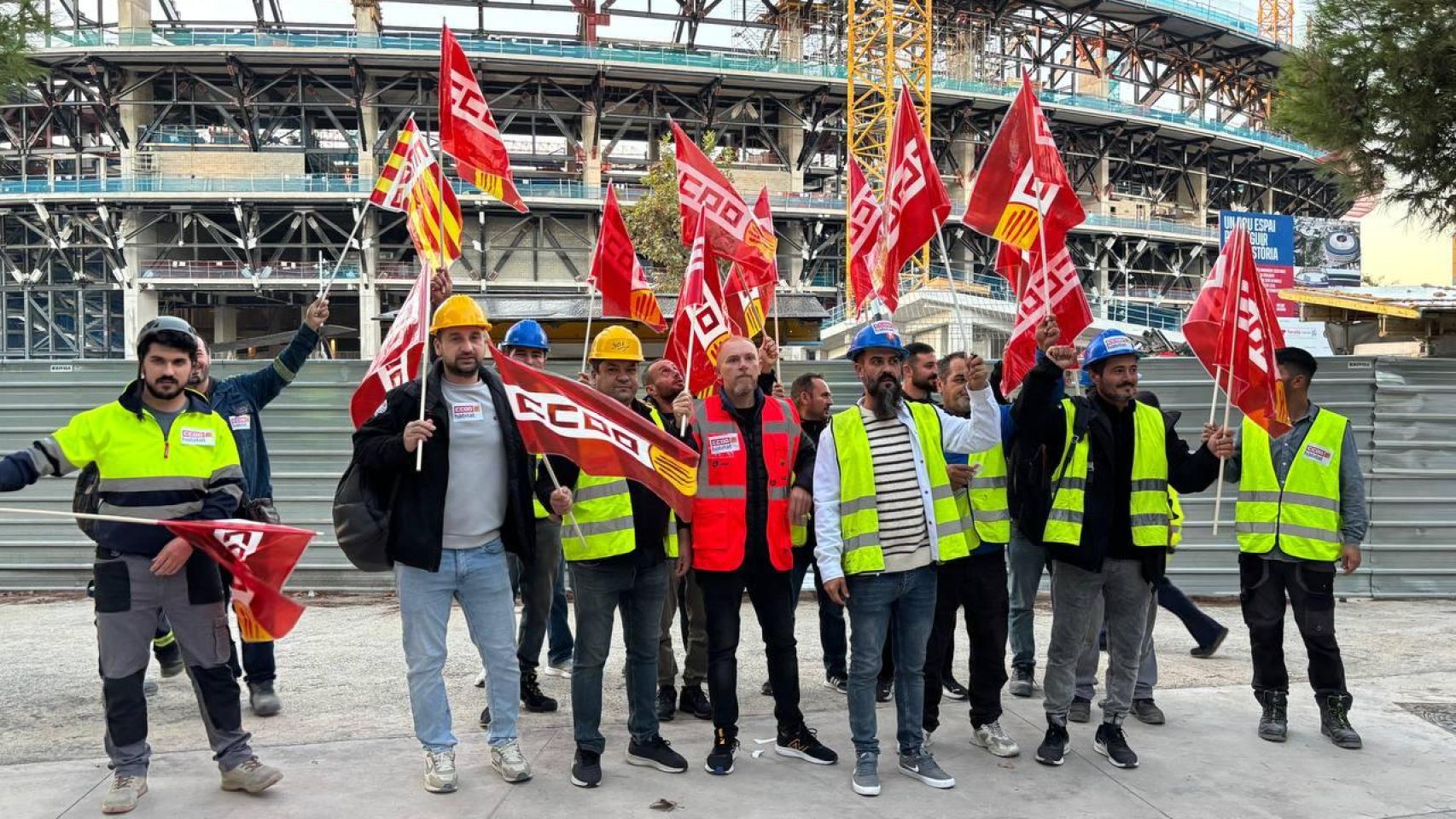 Comisiones Obreras convoca una concentración en el Camp Nou en protesta contra las condiciones laborales precarias de los trabajadores de las obras