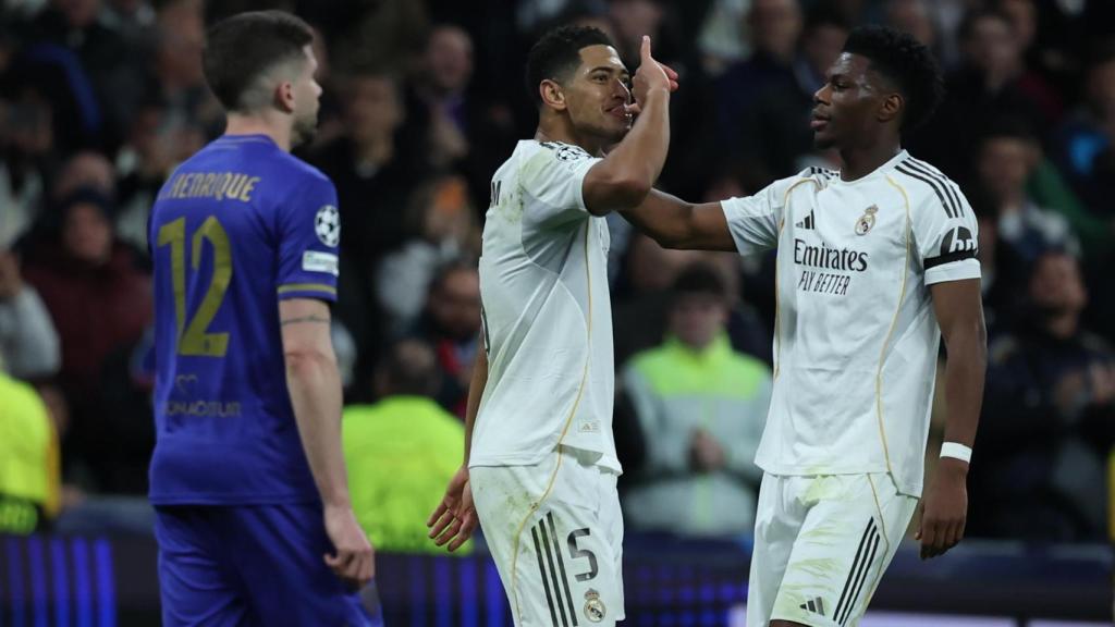 Jude Bellingham bebe de una copa imaginaria durante su celebración en el Real Madrid-Mónaco