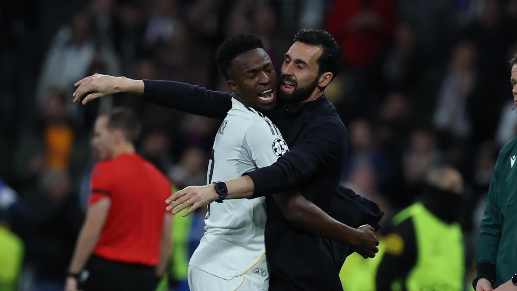 Vinicius Jr abraza a Álvaro Arbeloa tras marcar un gol en el Real Madrid-Mónaco