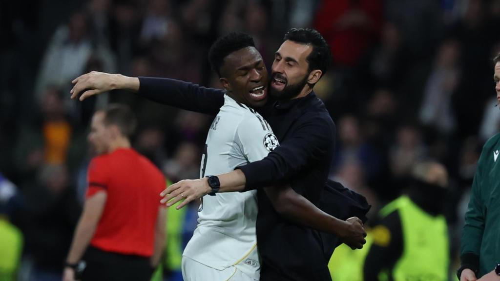 Vinicius Jr abraza a Álvaro Arbeloa tras marcar un gol en el Real Madrid-Mónaco