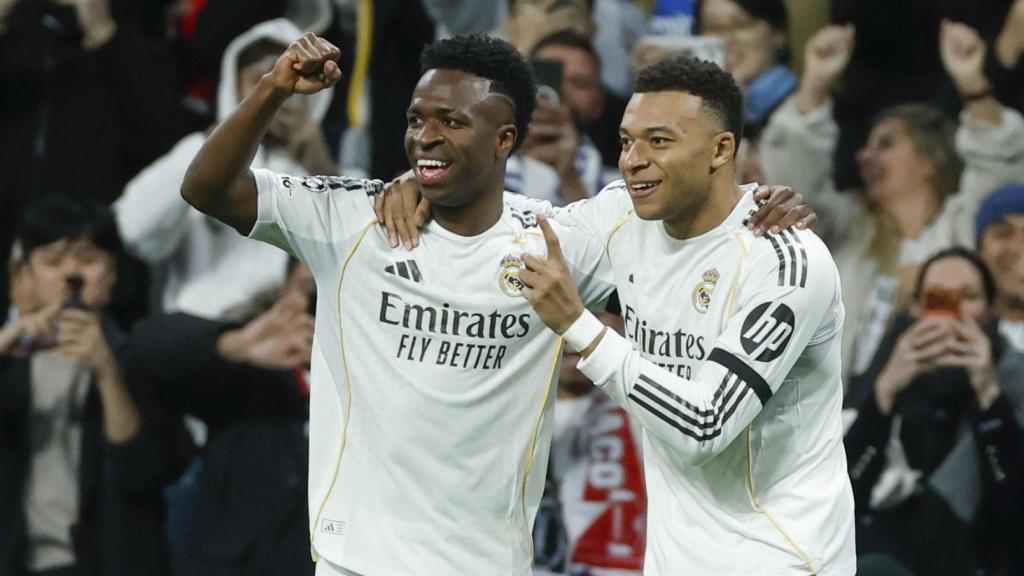 Vinicius Jr i Kylian Mbappé celebren un gol al Reial Madrid-Mònaco
