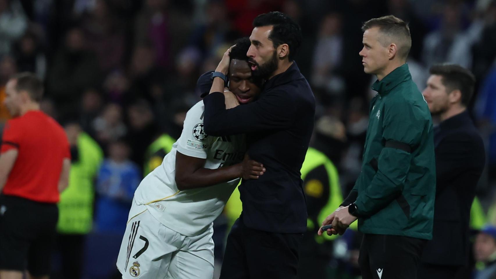 Vinicius Jr se abraza con Álvaro Arbeloa tras marcar un gol en el Real Madrid-AS Mónaco