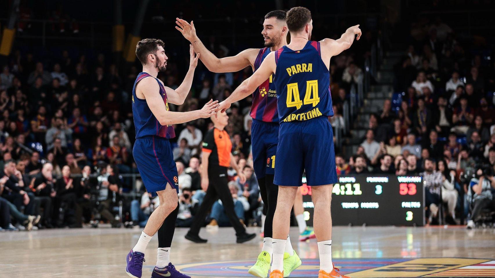 Joel Parra y Willy Hernangómez felicitan a Darío Brizuela en el Barça de basket-Dubai de la Euroliga