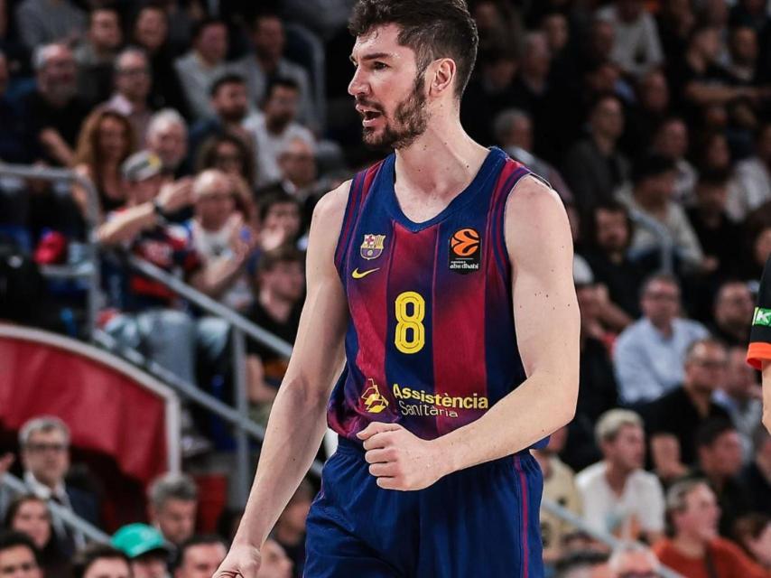Darío Brizuela celebra una canasta durante el Barça de basket-Dubai de la Euroliga