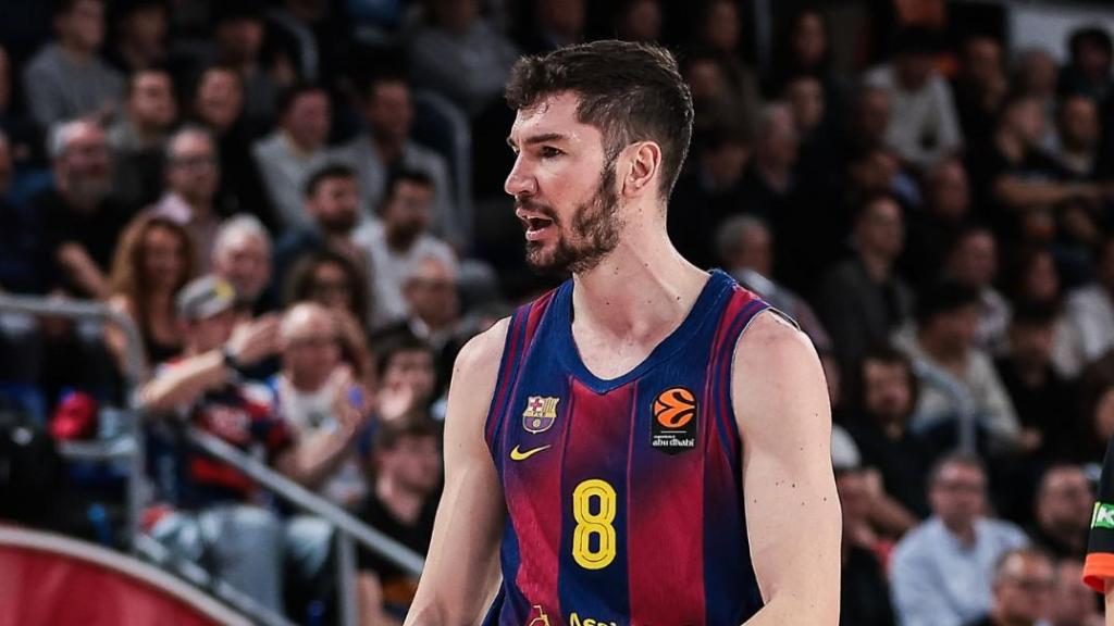 Darío Brizuela celebra una canasta durante el Barça de basket-Dubai de la Euroliga