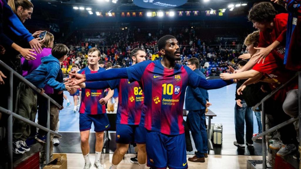 Dika Mem saluda a los aficionados en el Palau Blaugrana tras la victoria del Barça de balonmano sobre el Logroño
