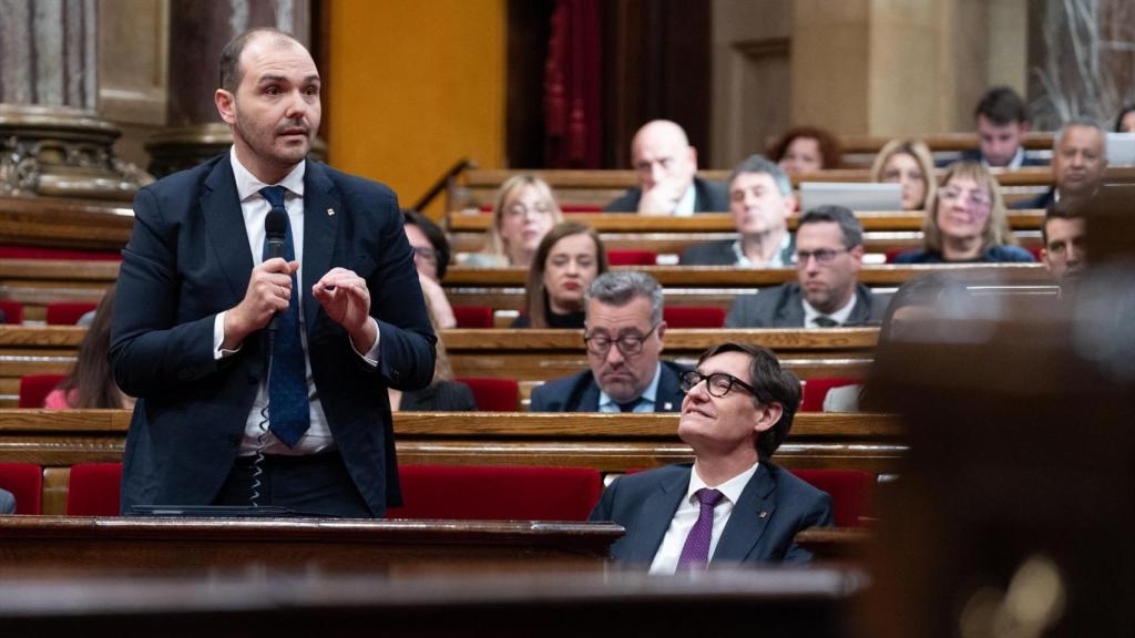 El conseller de Presidencia, Albert Dalmau, de pie junto al presidente de la Generalitat, Salvador Illa, durante una sesión de control al Govern en el Parlament, a 26 de febrero de 2025