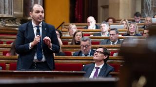 El conseller de Presidencia, Albert Dalmau, de pie junto al presidente de la Generalitat, Salvador Illa, durante una sesión de control al Govern en el Parlament, a 26 de febrero de 2025