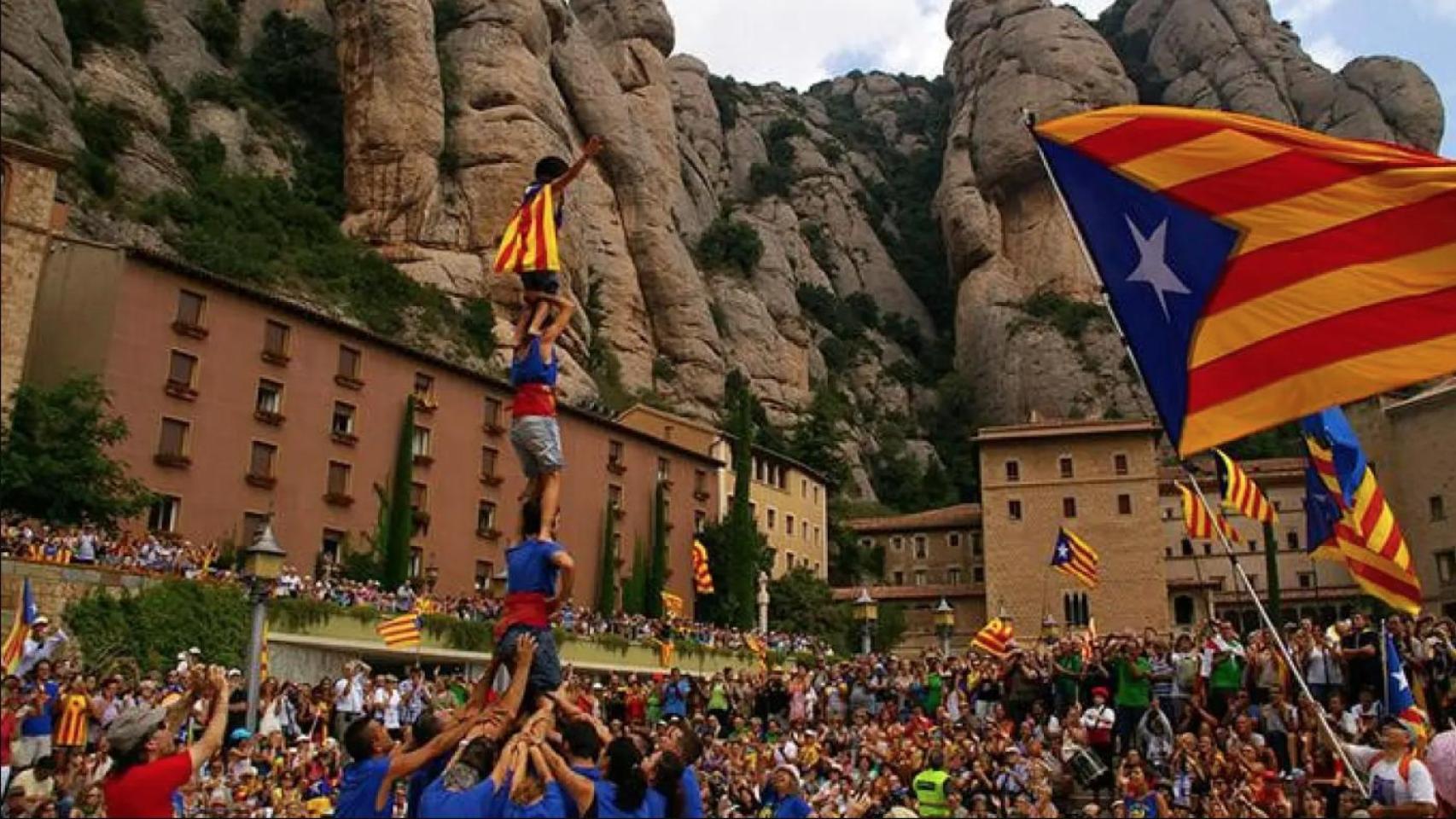 'Castellers' y banderas independentistas ante el Monasterio de Montserrat
