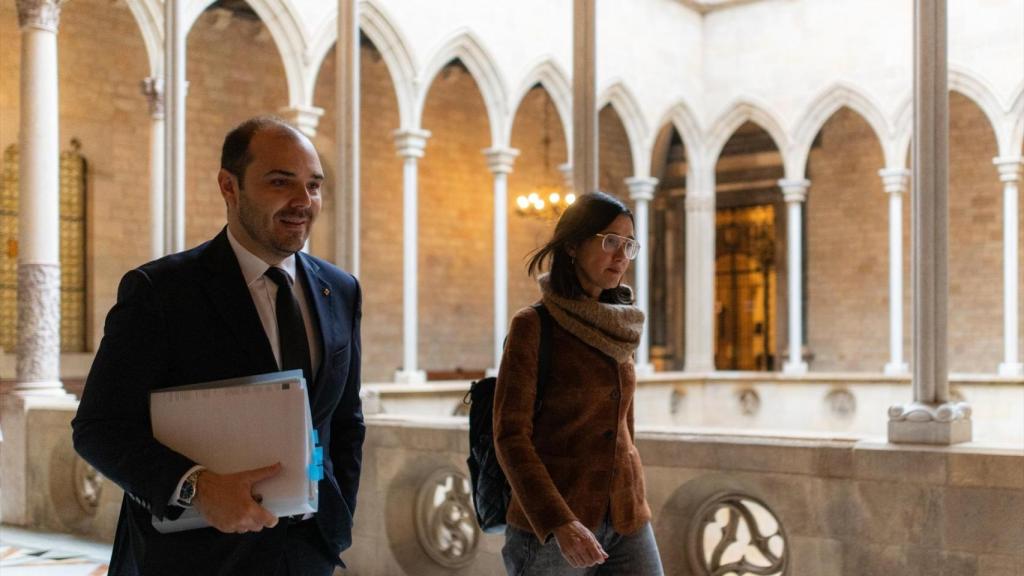 El presidente interino, Albert Dalmau, a su llegada a la reunión del Consell Executiu del Govern durante la hospitalización del 'president' Salvador Illa; a la derecha, la 'consellera' de Interior, Núria Parlon