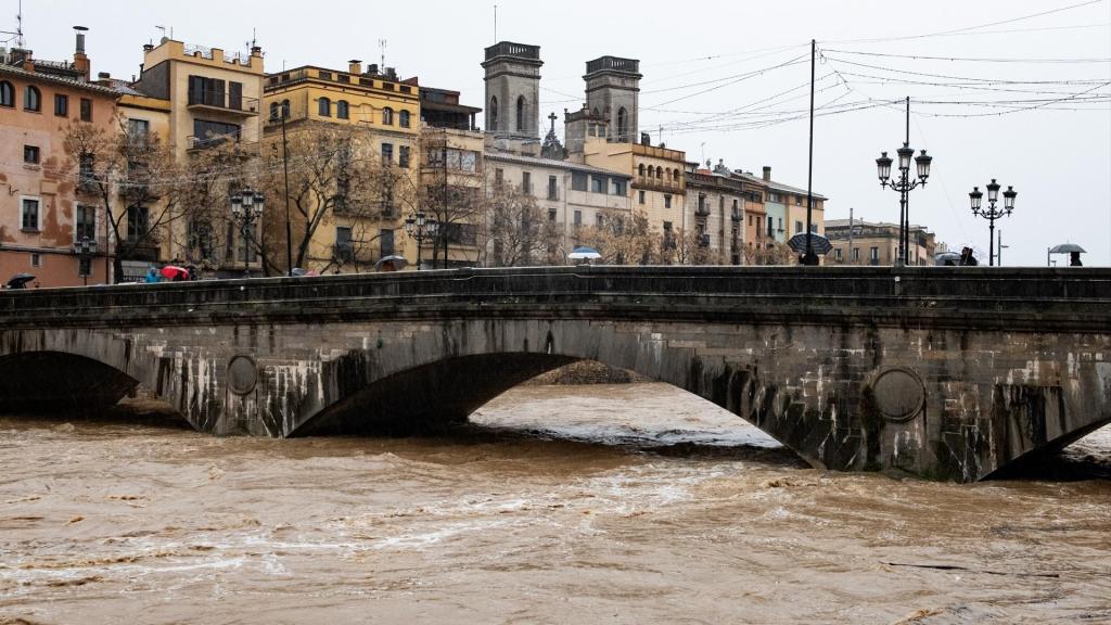 El riu Onyar al seu pas per les immediacions de la plaça Catalunya de Girona