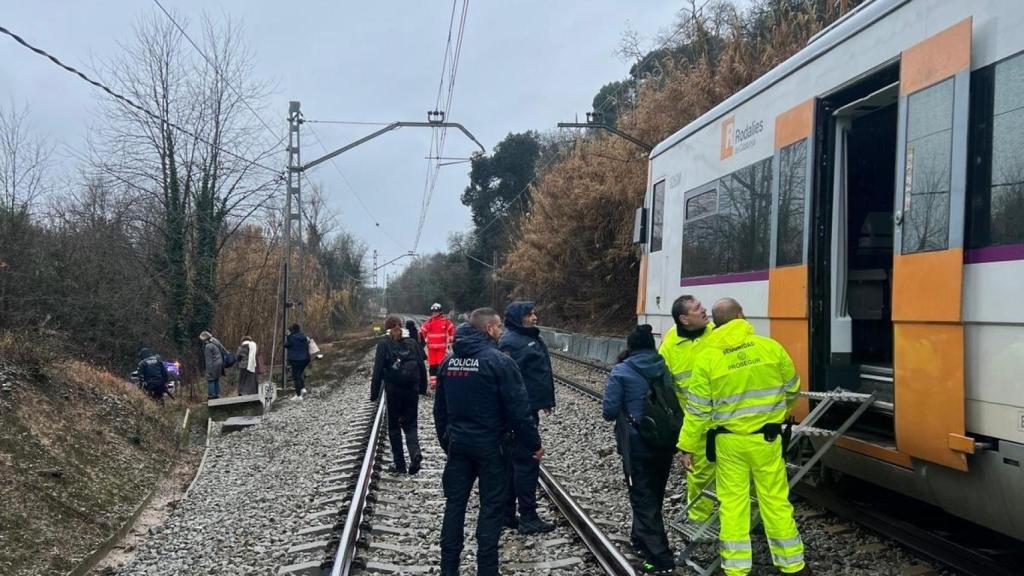 Evacuades 30 persones d'un tren per un arbre caigut a les vies a Fornells de la Selva (Girona)