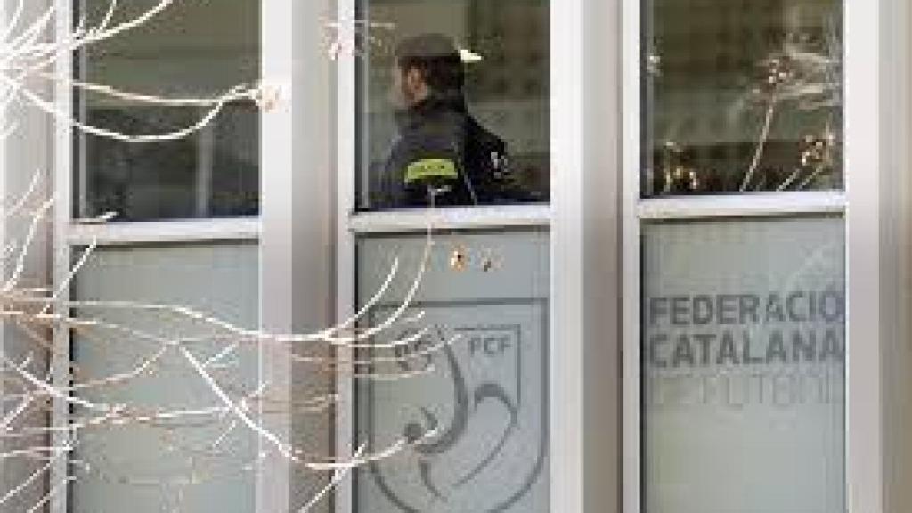Los Mossos d'Esquadra registran la sede de la Federación Catalana de Fútbol.