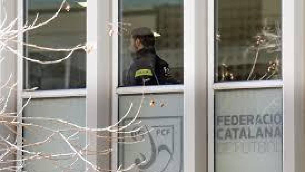Los Mossos d'Esquadra registran la sede de la Federación Catalana de Fútbol.