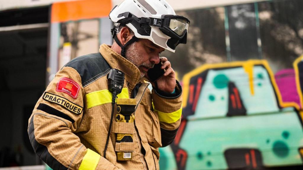 Un bombero habla por teléfono en el lugar del accidente ferroviario de Rodalies en Gelida (Barcelona)