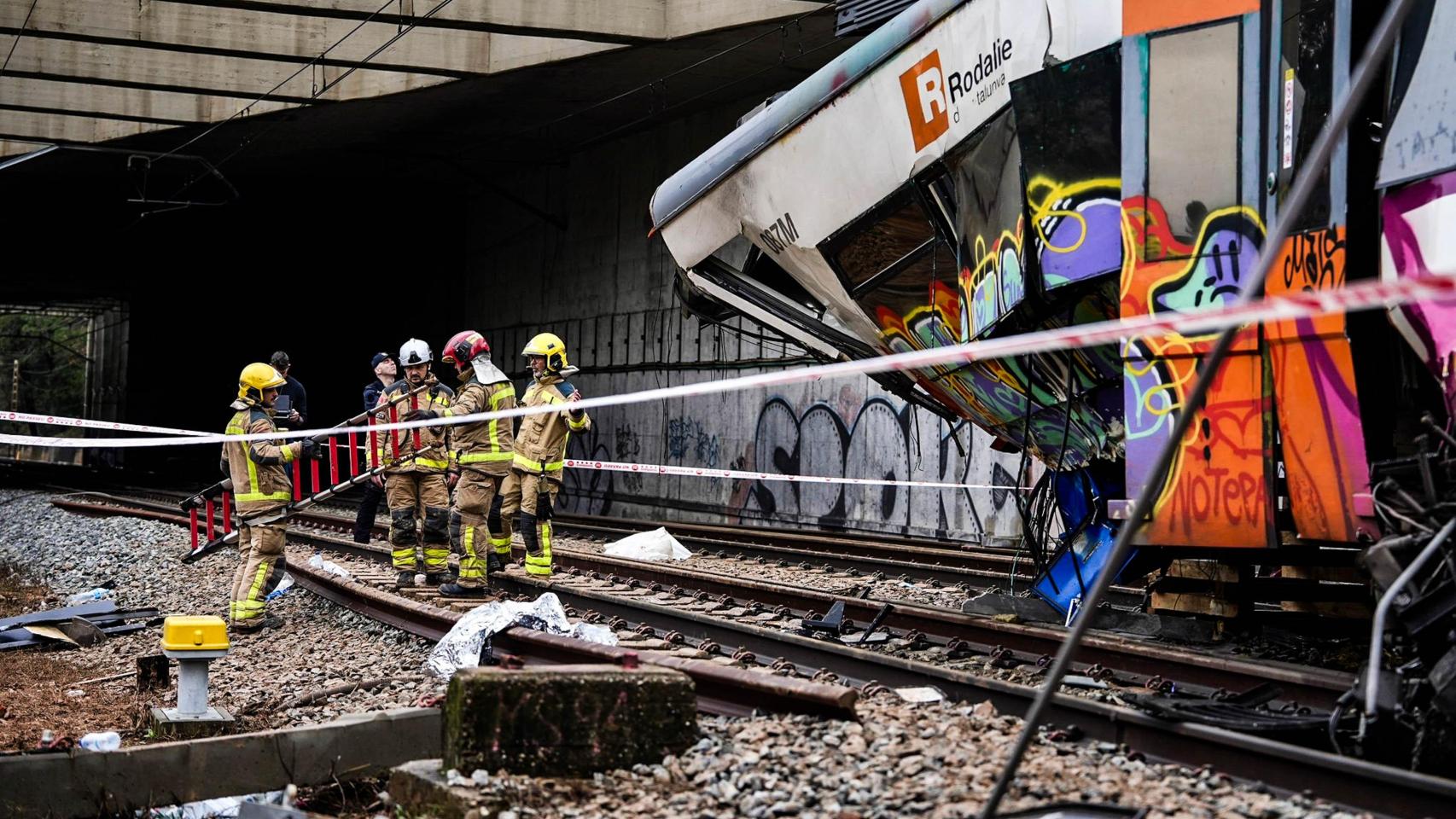 Los bomberos inspeccionan el primer convoy del tren que ha descarrilado en Gelida
