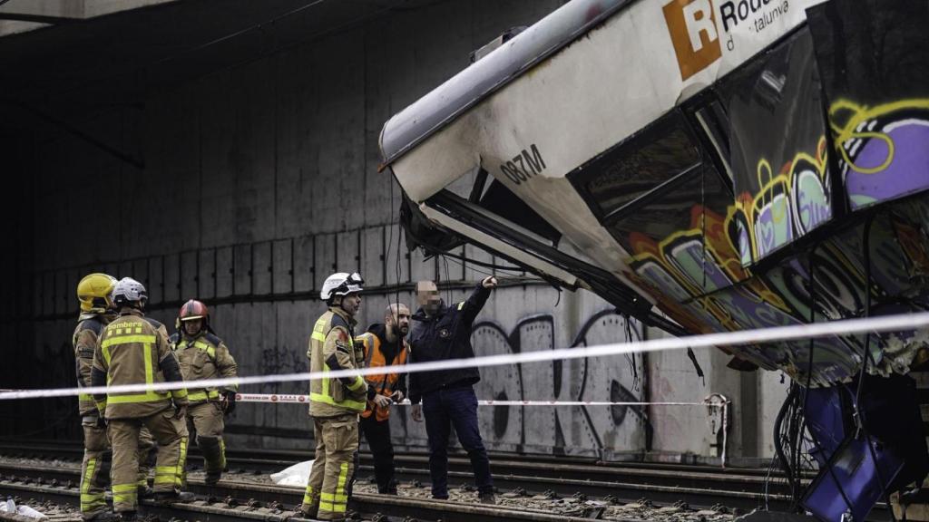 Los Bomberos inspeccionan el tren descarrilado en Gelida (Barcelona) un día después del accidente