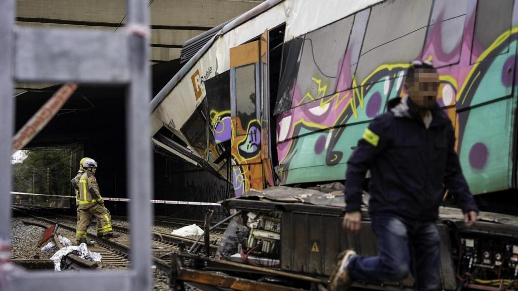 Bomberos y Mossos en el lugar del accidente, la mañana siguiente a los hechos