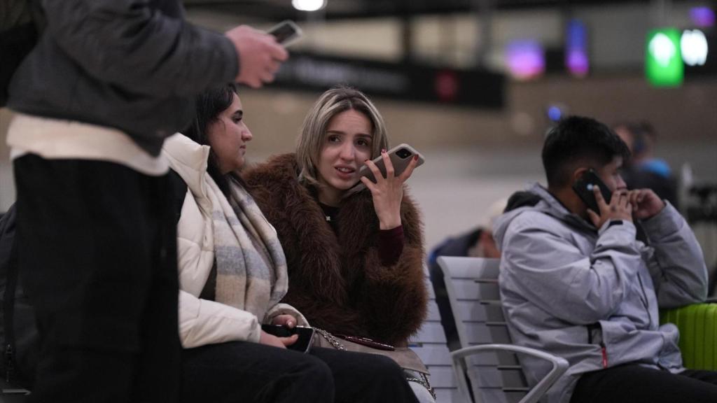 Varias personas esperan noticias sobre Rodalies en una de las salas de la estación de Sants