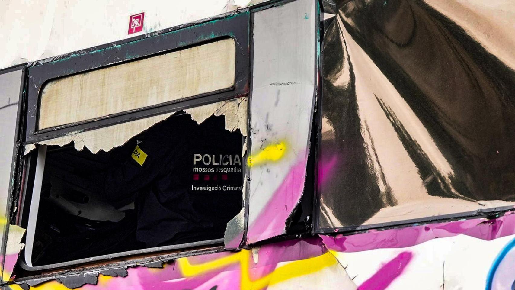 Un agente de los Mossos d'Esquadra inspecciona el interior del tren de Rodalies accidentado en Gelida (Barcelona)