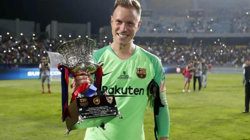 Ter Stegen, amb el trofeu de la Supercopa d'Espanya conquerit el 2018