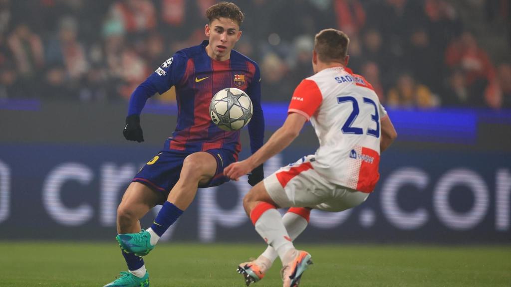 Fermín López passa la pilota a l'Slavia de Praga-Barça de la Champions League
