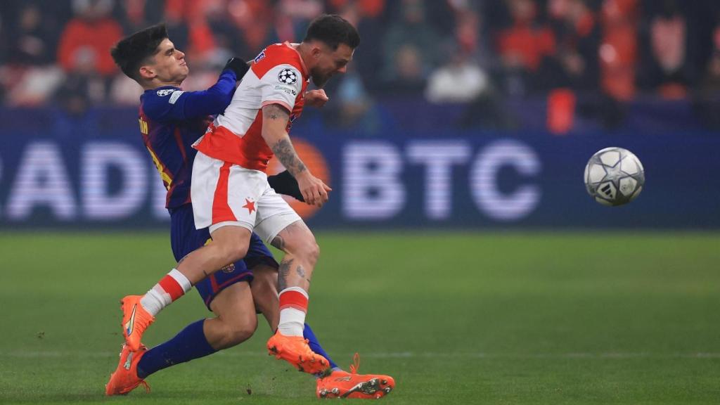 Gerard Martín lluita per la pilota a l'Slavia de Praga-Barça de la Champions League