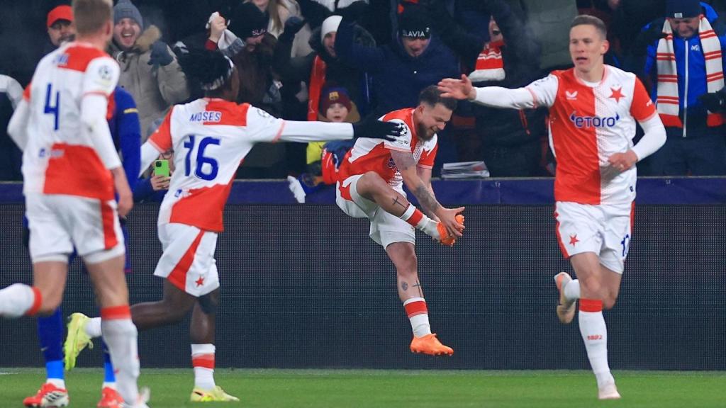 L'Slavia celebra el seu primer gol, de Kusej