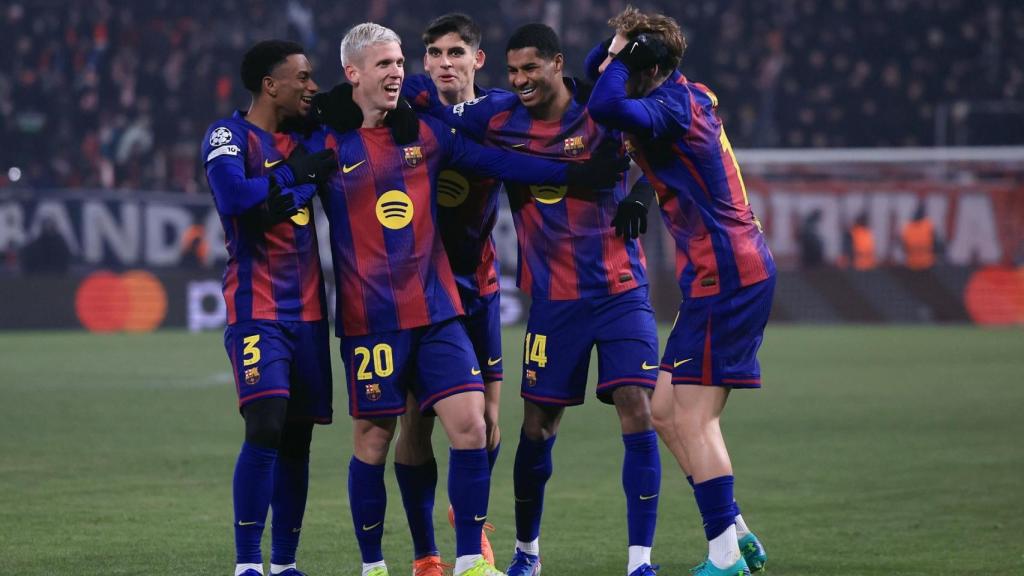 Los futbolistas del Barça celebran el gol de Dani Olmo en Praga