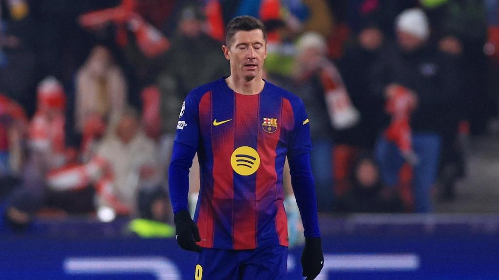 Robert Lewandowski, cabizbajo, después de marcarse un gol en propia en el Slavia de Praga-Barça de la Champions League