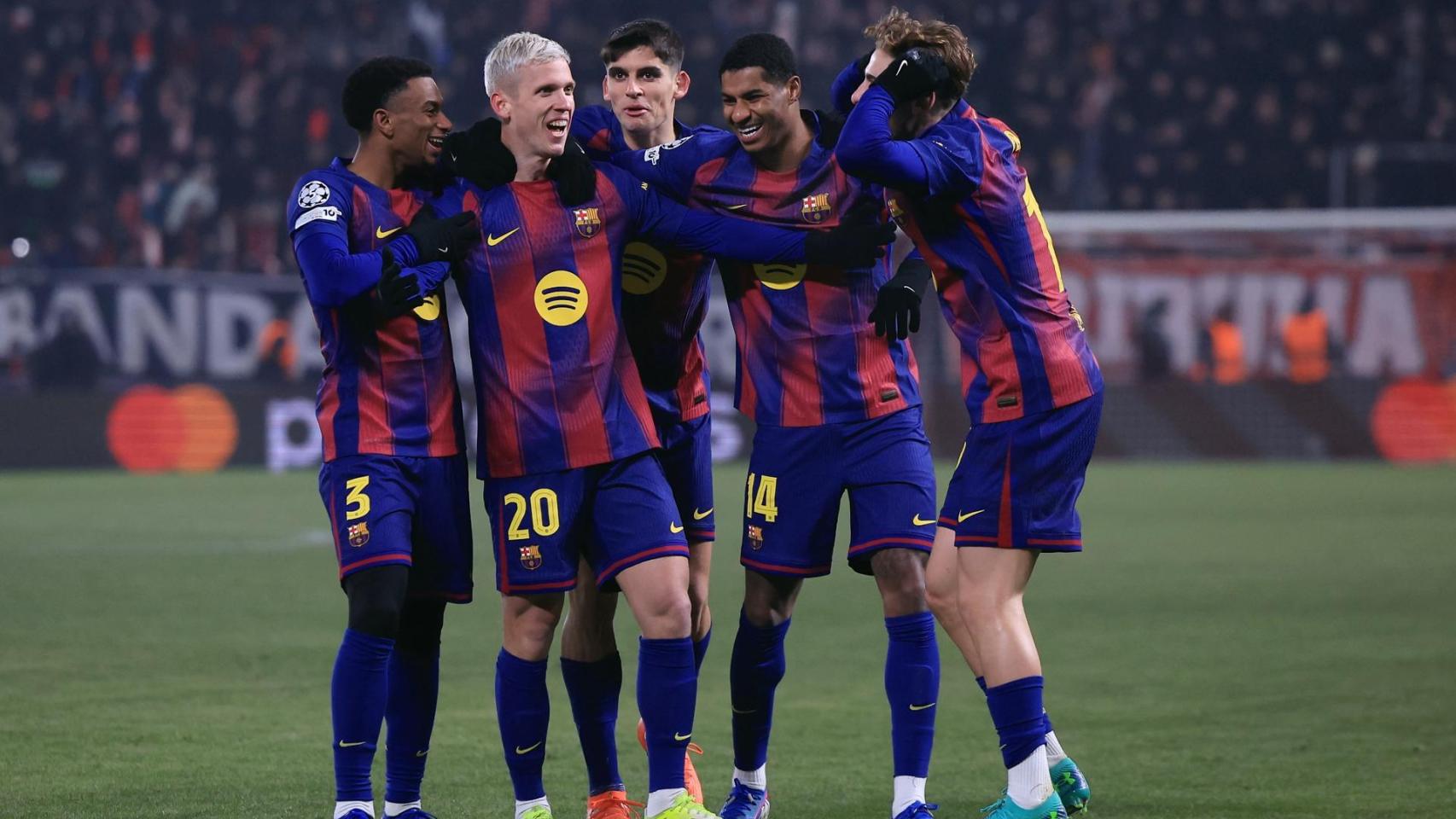 Los futbolistas del Barça celebran el gol de Dani Olmo en Praga