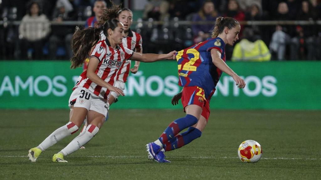 Una rival estira de la camiseta a Ona Batlle en el Barça Femenino-Athletic Club de la Supercopa de España