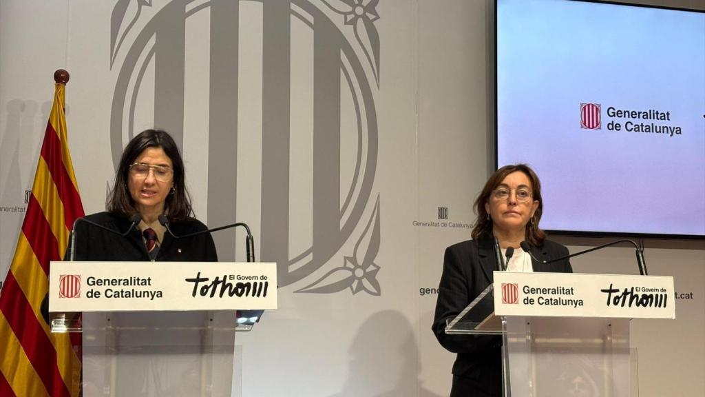 La 'consellera' de Interior y Seguridad Pública, Núria Parlon, y la de Territorio, Vivienda y Transición Ecológica, Sílvia Paneque, en la rueda de prensa por el descarrilamiento de un tren de la R4 en Gelida