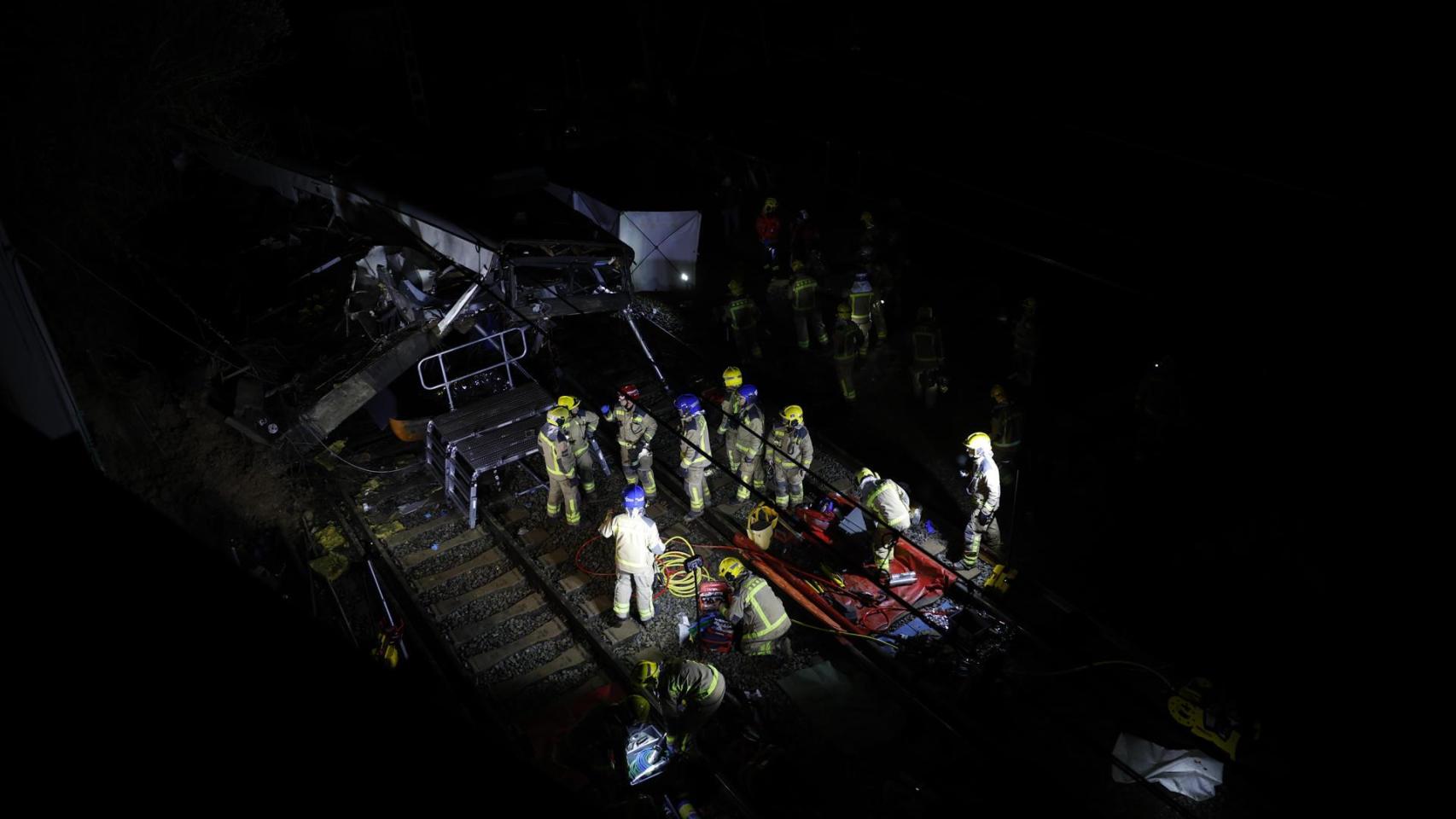 Los Bomberos de la Generalitat trabajan en el lugar del accidente de un tren de la línea 4 de Rodalies que chocó este martes con un muro de contención que ha caído a la vía entre Gelida y Sant Sadurní d'Anoia