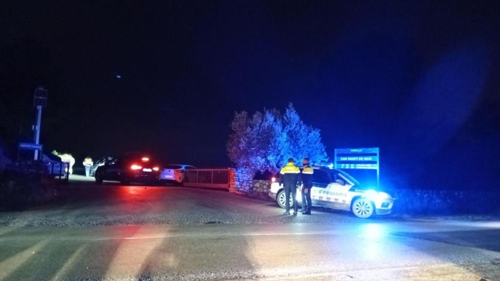 Agents dels Mossos d'Esquadra en el dispositiu de control després de l'accident a Gelida
