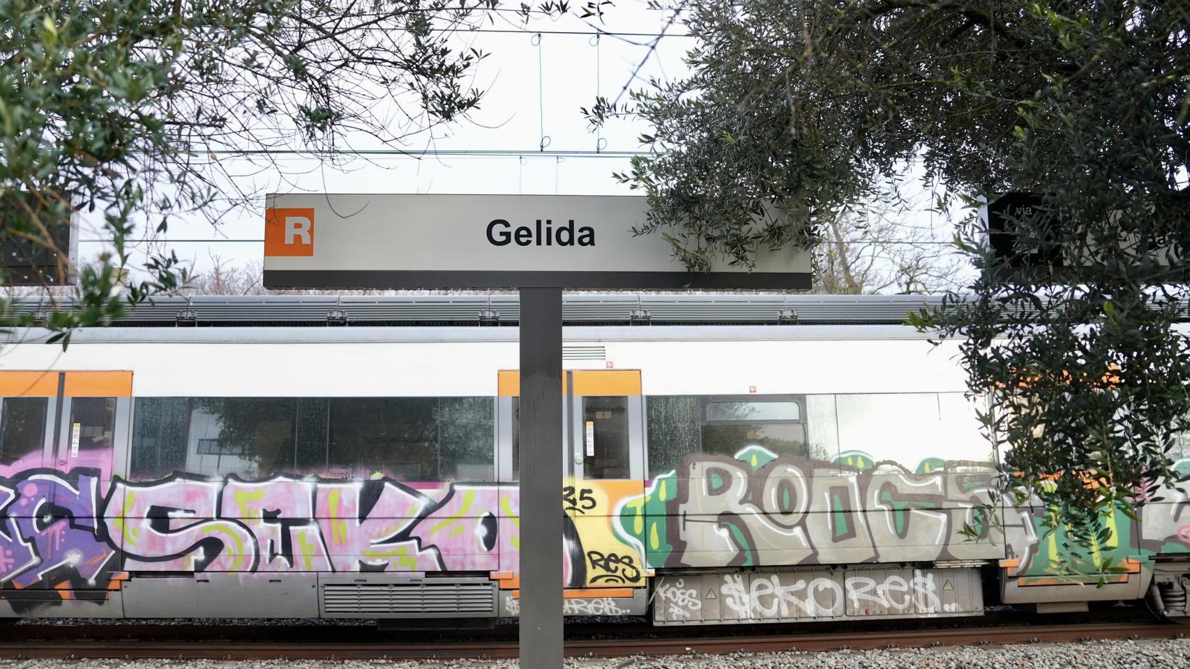 Un tren estacionado en la estación de Gelida, próxima al lugar del accidente mortal de Rodalies del 20 de enero de 2026