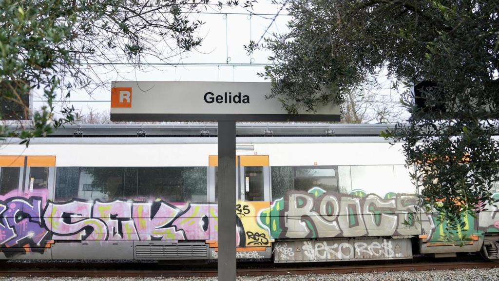 Un tren estacionado en la estación de Gelida, próxima al lugar del accidente mortal de Rodalies del 20 de enero de 2026