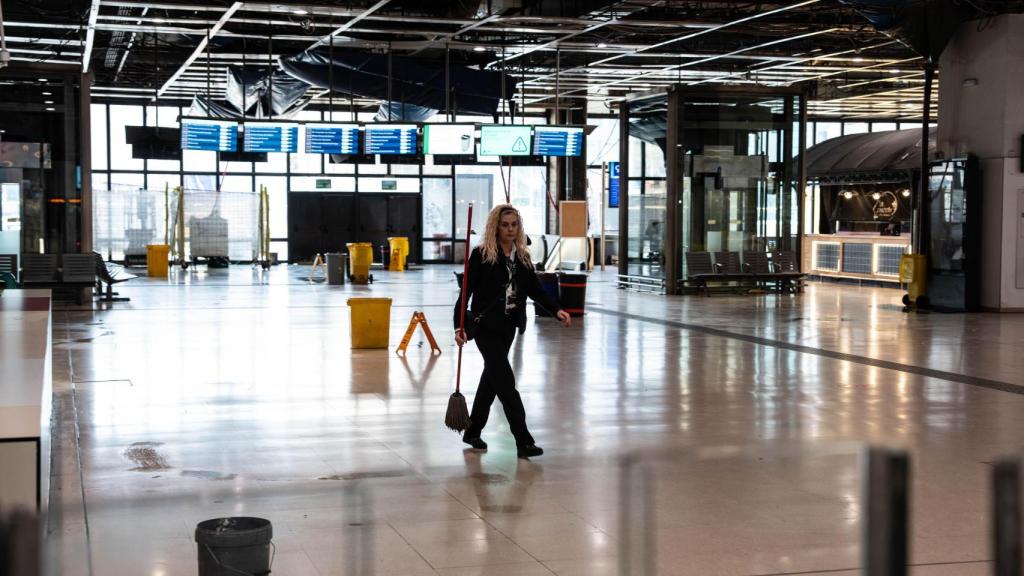 Una mujer de la limpieza en la estación de Sants