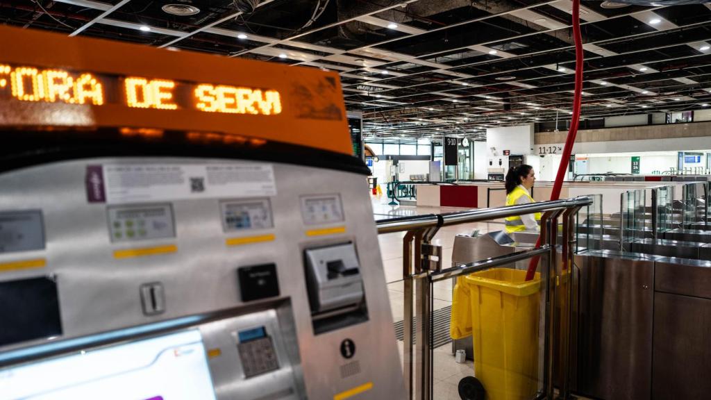 Maquina de billetes de la estación de Sants fuera de servicio