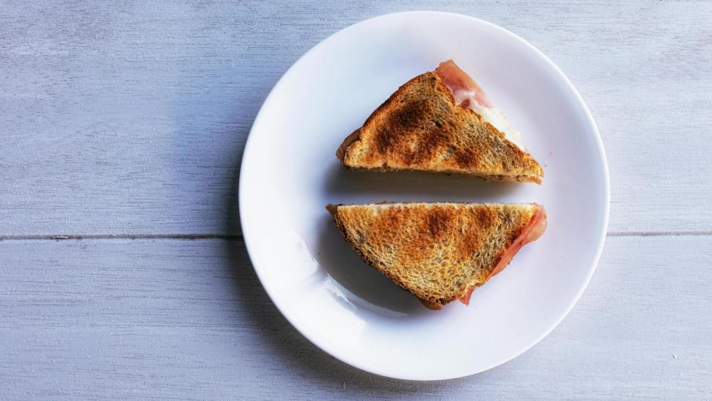 Un sandwich mixto cortado en diagonal