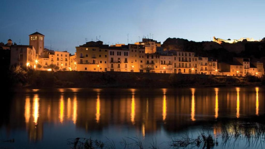 Móra dEbre, de noche