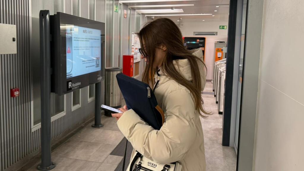Mireia, usuaria de Rodalies, en la estación de Ocata este miércoles