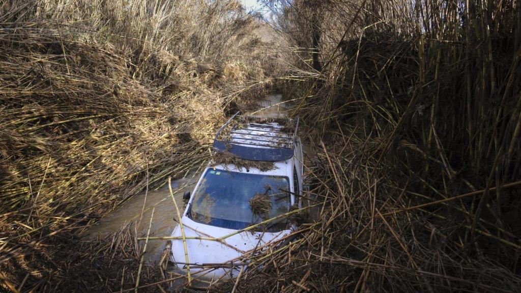 Vista del vehículo que fue arrastrado este martes por la riera de Palau-sator (Girona) y cuyo conductor ha sido identificado como el vecino de Fontanilles, de 63 años