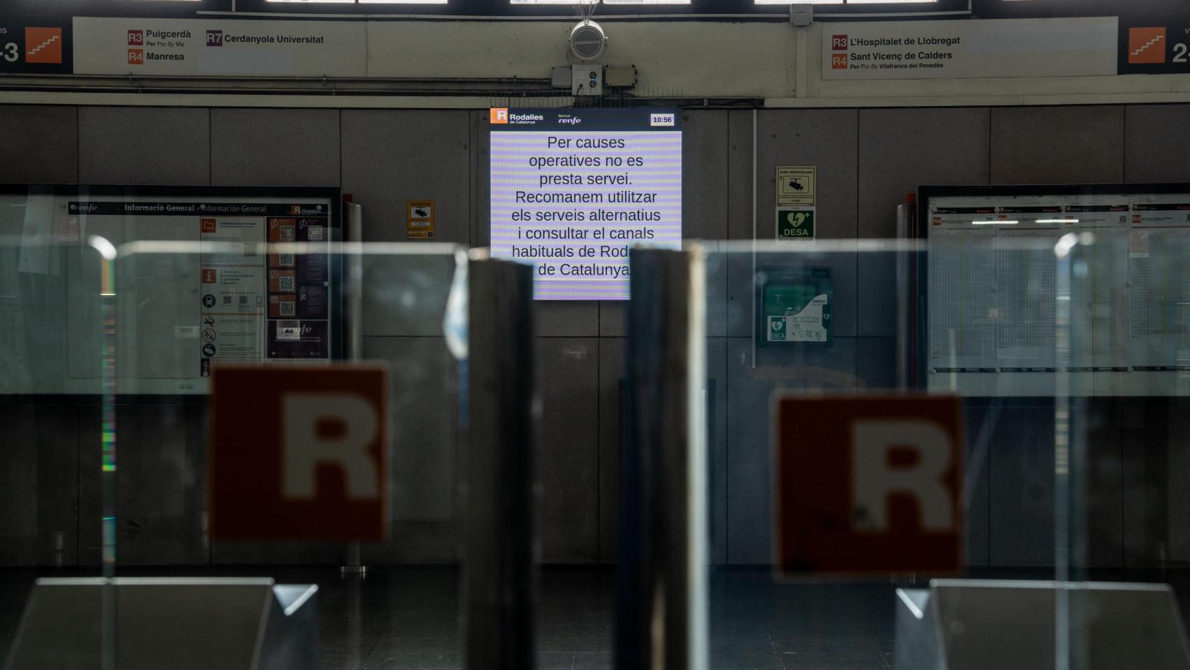 Una estación de Rodalies, cerrada