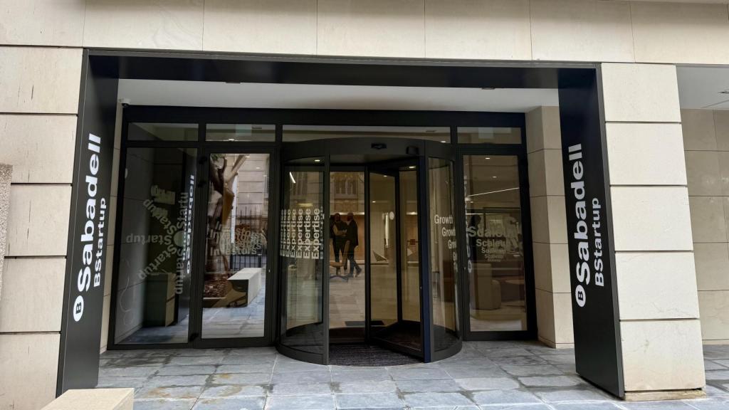 Entrada al nuevo 'hub' del Sabadell en el Eixample de Barcelona