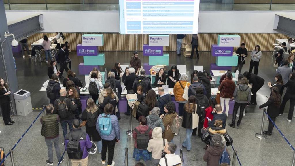 Multitud de persones s'agombolen al vestíbul d'accés a l'EdTech Congress Barcelona